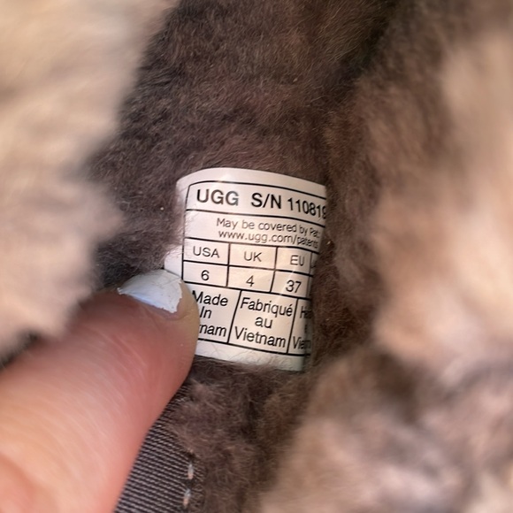 NWT UGG Classic Slippers! - Picture 8 of 11